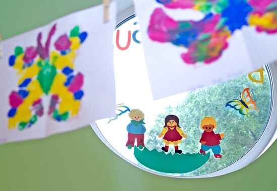 Ein Teddybär im Spielzeugregal Ein Teddybär im Spielzeugregal