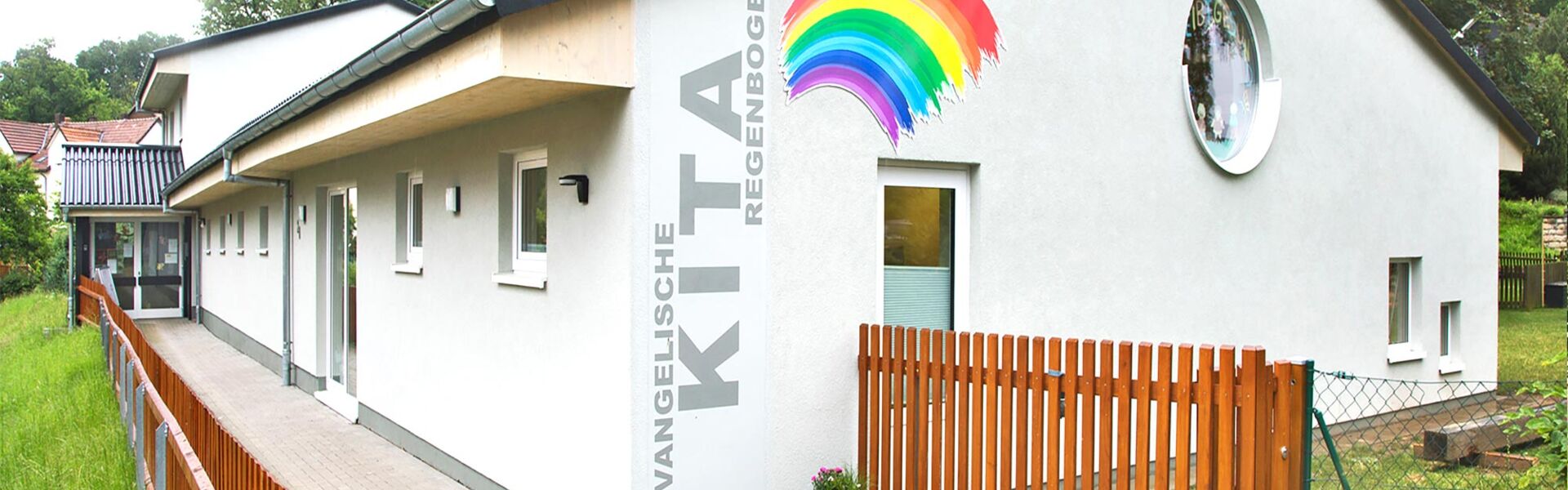 Aussenansicht der Ev. Kindertagesstätte Regenbogen in Bad Arolsen - Mengeringhausen