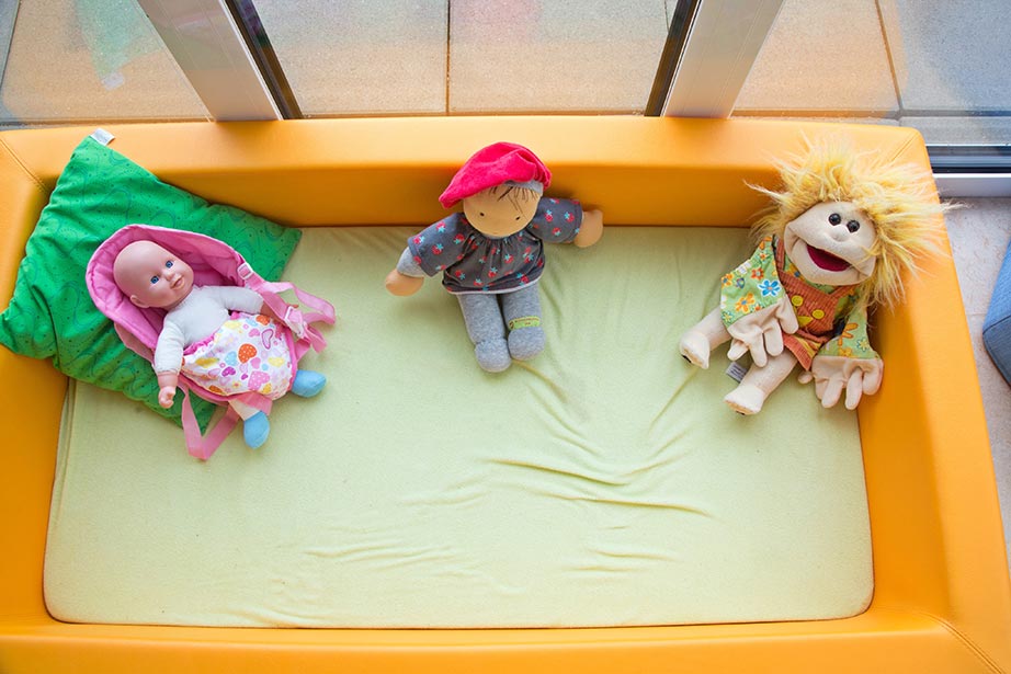Ein Teddybär im Spielzeugregal Ein Teddybär im Spielzeugregal