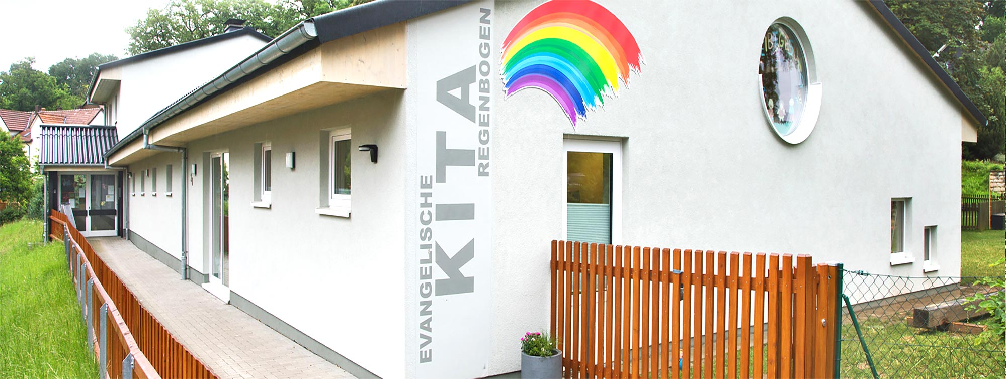 Aussenansicht der Ev. Kindertagesstätte Regenbogen in Bad Arolsen - Mengeringhausen