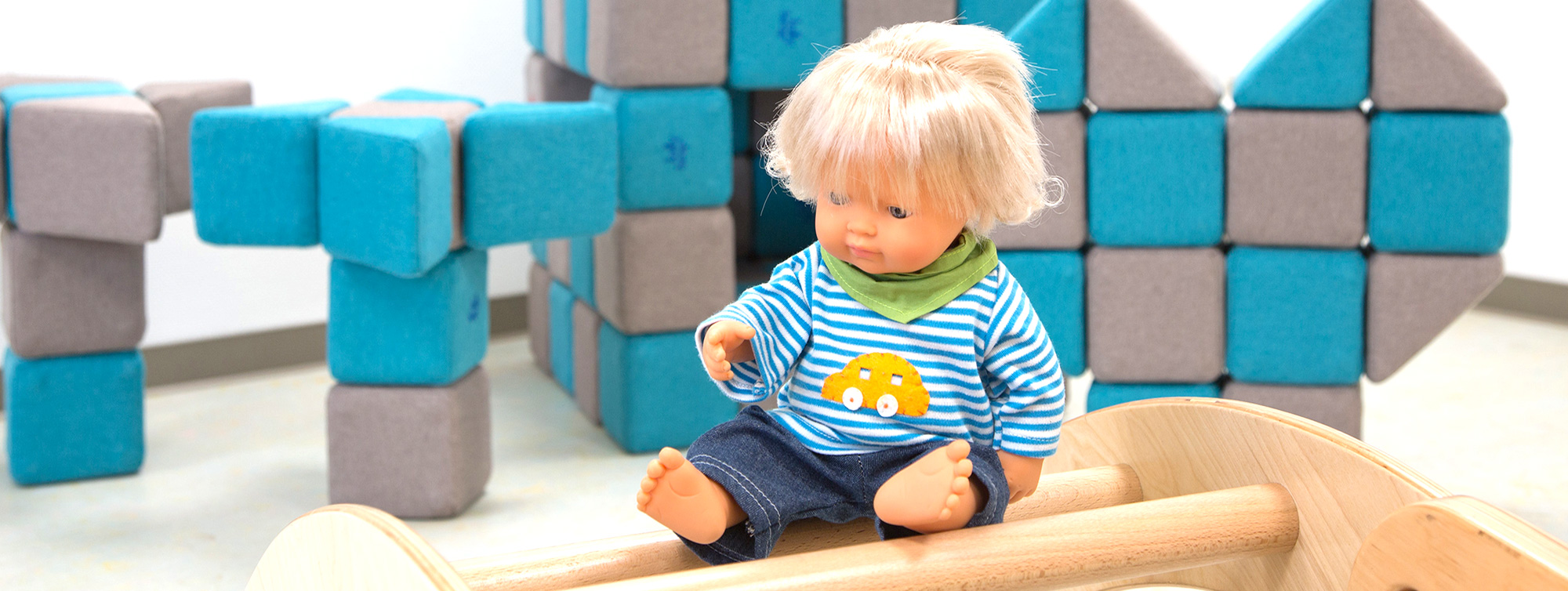 Puppe mit Sitzwürfeln